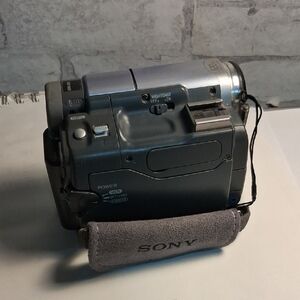 Sony Silver and Carl Zeiss Vario- Sonnar digitalHandycam